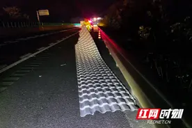 邵阳高速：货物掉落酿险情 管理所迅速清理消隐患图片
