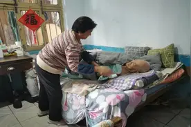 十七年如一日照顾瘫痪公公，被称“比亲闺女还贴心”图片