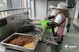 学校食堂招聘家长做厨师，这是一举多得的高招图片
