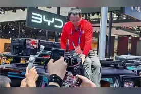 “最老车模”周鸿祎回应爬车顶：为了证明是真人，直播太卡，很多人以为我是数字人图片