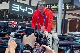 “最老车模”周鸿祎回应爬车顶：为了证明是真人，直播太卡，很多人以为我是数字人图片