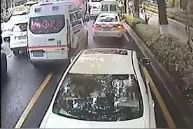 点赞！急救车遇堵 青岛公交驾驶员疏导车辆让出“生命通道”图片