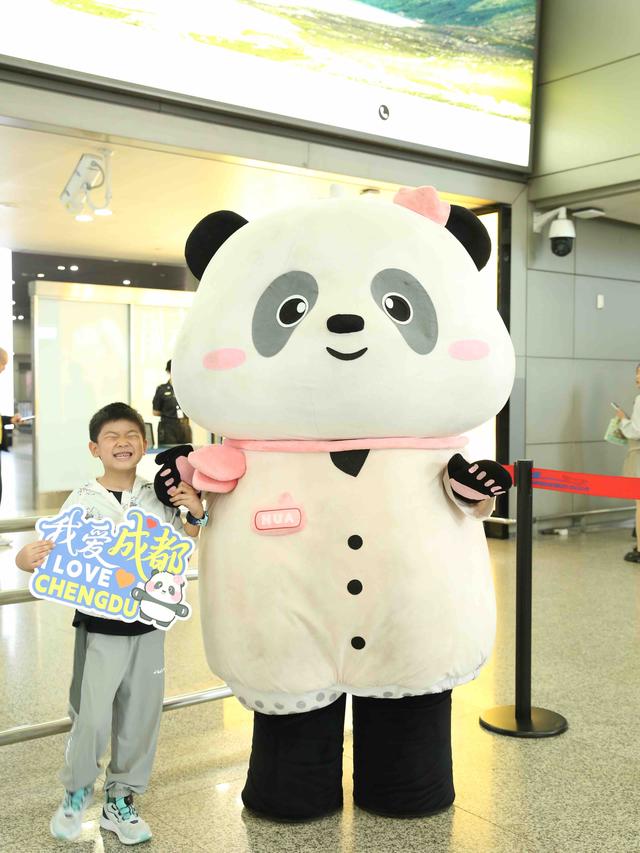 金秋十月去哪儿 万千气象成都行｜双节同庆迎游客 成都文旅“花局”机场送惊喜