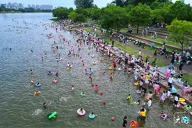 六安河西沙滩浴场再度火爆，城管呼吁市民不要前往深水危险区域图片