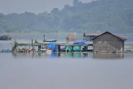 洪水侵袭印度阿萨姆邦图片