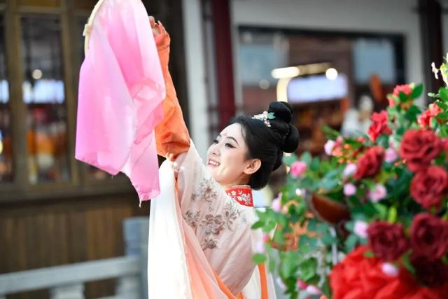 在银川坐乌篷船、看沉浸演艺！砂之船（银川）奥莱江南水街今日开街