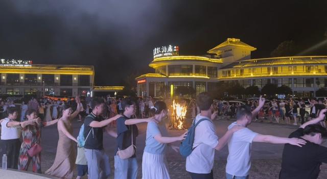 武汉清凉寨迎避暑热潮：游客数量平稳，气温比市区低8℃，晚上定期举办篝火晚会