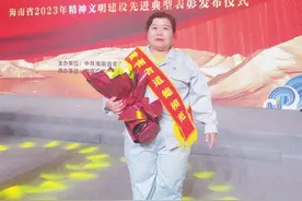 海南省道德模范方金花：照顾瘫痪哥哥37年，从青丝到白头图片
