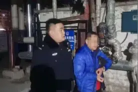 醉酒男子倒地不起 民警相助送其回家图片