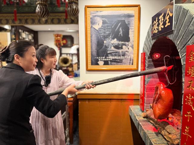 指尖触历史，感官“读”京城！视障朋友“沉浸式”逛中轴线，无障碍服务让文旅更有温度