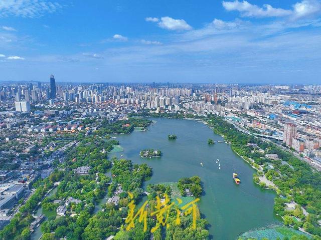 雨后初晴 济南大明湖畔画中游