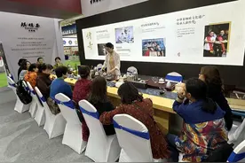茶博会上，武夷岩茶受茶友热捧图片