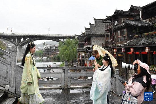 湖南凤凰：特色旅拍丰富旅游体验