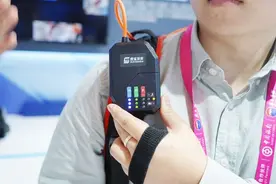 在消博会上体验“减负”科技能手图片