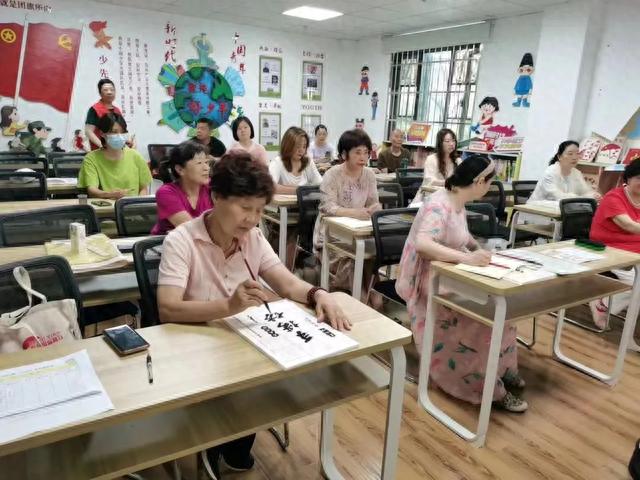 喜讯捎给总书记〡湖北武汉东湖新技术开发区智苑社区居民：小区建设蒸蒸日上 幸福生活越过越甜