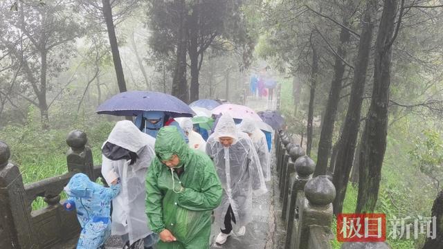 雨过天晴赴云海，武当金顶迎日出：这个国庆，仙山赠游客两份厚礼
