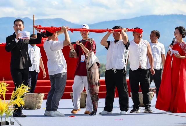 【跟着川超游凉山】西昌第八届邛海开海节启幕，68.8斤“鱼王”诞生！