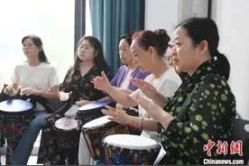 “银发族”追逐新潮再青春图片