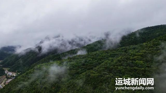 雨洗河东千峰翠　云裁运城万缕纱