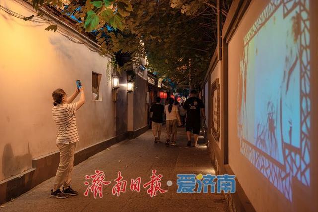 一年四季 泉在济南丨华灯初上夜未央 济南西更道街点亮老街新韵味