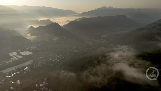 晨曦云雾裹酉城 龙潭古镇美如画