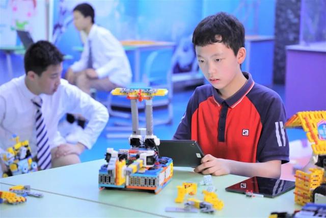 重庆市第一实验中学校两名老师被评为中央电教馆人工智能教育培训师
