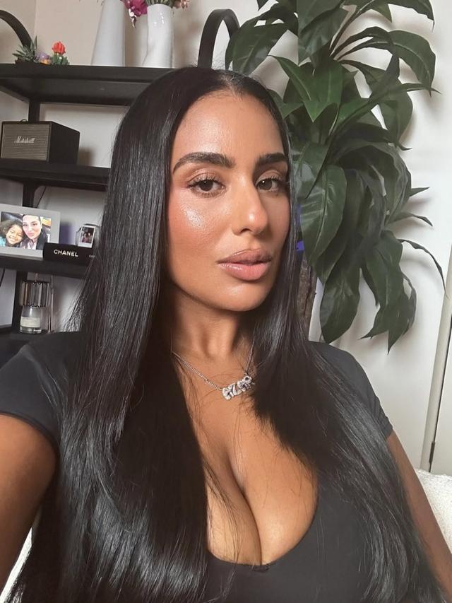 女主持：我还是处女 皮尔斯：你说啥？你都是老女人了好吧！