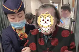 微光｜年近九旬夫妇结伴乘高铁，列车工作人员温馨呵护情暖旅途图片