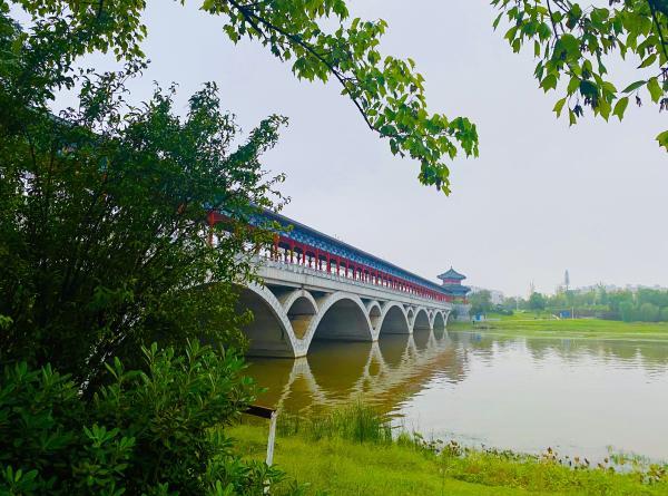 节日家门悠闲游 “红”桥秋水荡轻舟