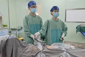 吓人！5岁女童爱咬指甲，阑尾全是寄生虫！这个坏习惯必须改图片