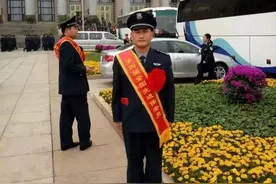 带头“冲锋”！这位优秀保安员守护万人平安｜道德模范图片