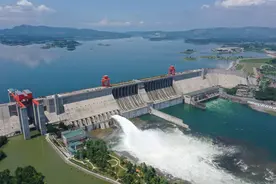 今年首次！丹江口水库开闸泄洪图片