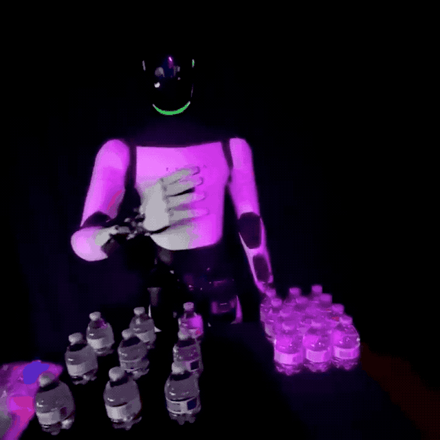 特斯拉机器人又被抓包：疑似遥控「摘头显」摔倒，名场面诞生