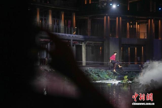 广西南宁民众湖边尽享夏夜狂欢
