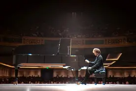 返场五首！这位巴黎奥运会开幕式上“惊艳世界”的钢琴家昨晚“惊艳魔都”图片