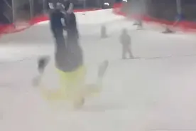 游客站在滑雪道中间拍视频，下一秒被撞飞，腾空翻转180度，隔着屏幕都觉得疼图片