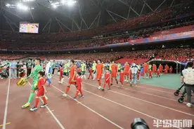 遗憾！中国男足0:2负澳大利亚图片