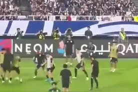 国足0:7惨败日本队，赛前抢圈热身对比鲜明，球迷泪洒现场图片