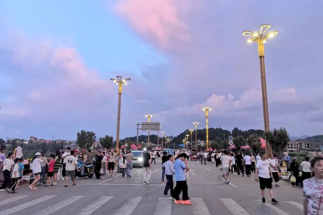 鲁甸夜市：入秋了 鲁甸的夜市依然很“野”
