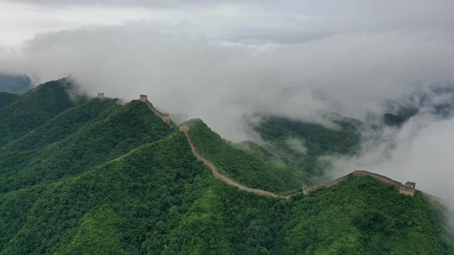 雨涤燕塞千峰晓 云涌金城万堞浮