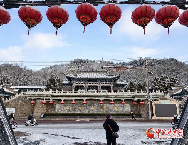 初雪漫兰州：中山桥畔银装展 白塔山下雪意浓
