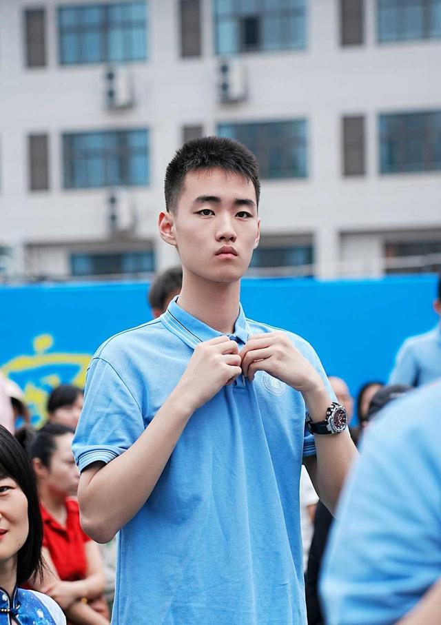 徒步方队中有位成都“05后”