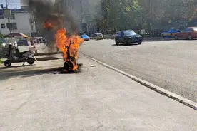 六盘水一摩托车自燃，转瞬被烧成骨架！图片