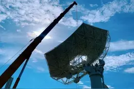 “地球巨眼”迎来建设阶段首颗“中国之眸”——全球最大射电天文望远镜阵列首台中频天线正式吊装图片