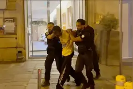 突发！顶流歌手在巴黎被捕图片