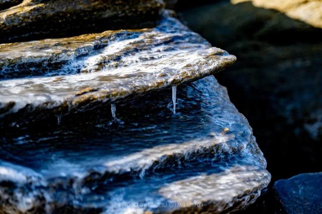 今早实拍！日照海边结冰了！低温还要持续几天？