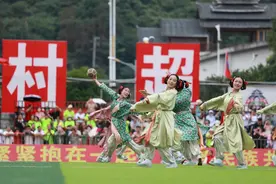 贵州刮起“最炫民族风”——端午“村超”里的文艺展演现场特写图片