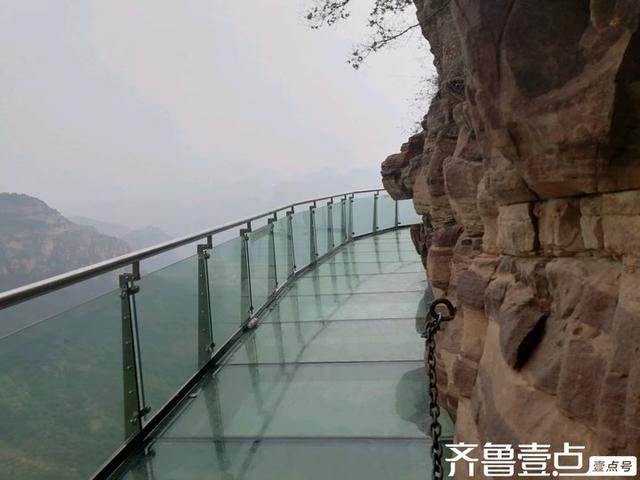 邯郸东太行景区的玻璃栈道，玩的就是心惊肉跳
