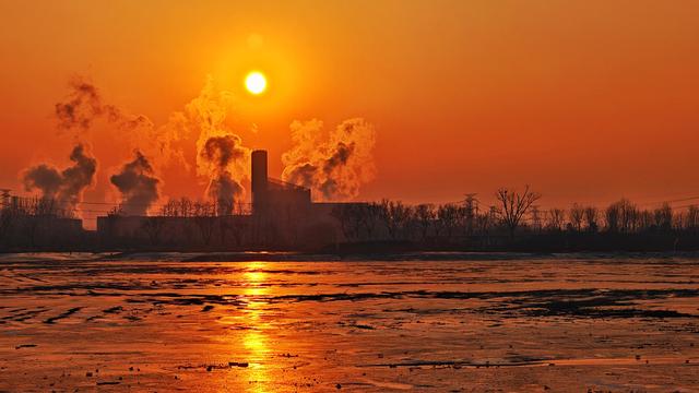 夕阳为京城加上金红色滤镜，绘就冬日诗意美景