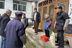 致富不忘家乡情——修文县香巴湖村乡贤新春慰问高龄老人和困难群众图片